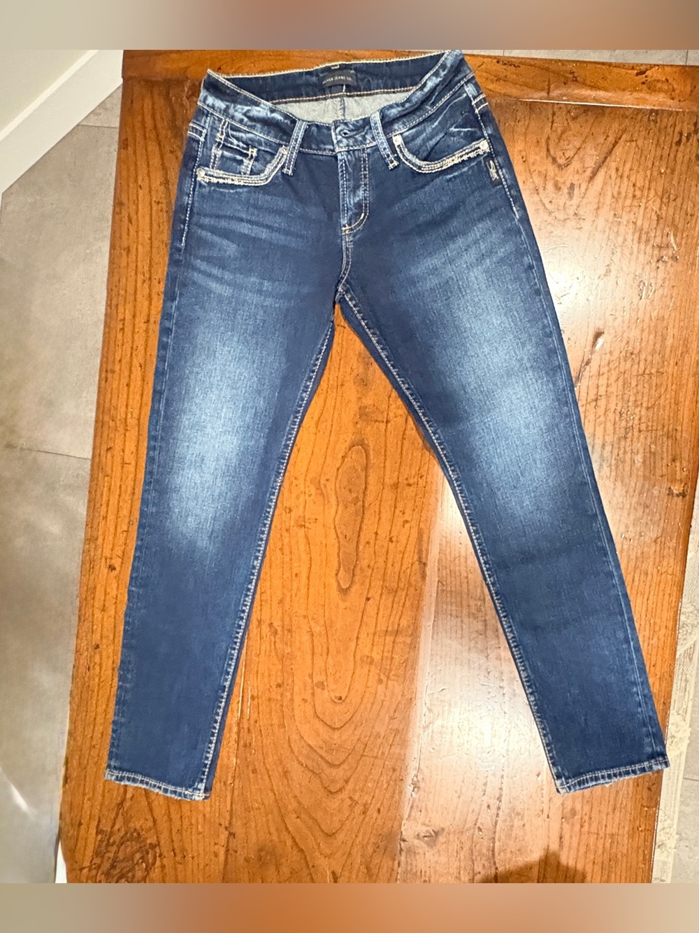 Silver Jeans Co Boyfriend Mid Rise Slim Crop 
Blue Denim Embroidered W24 L27